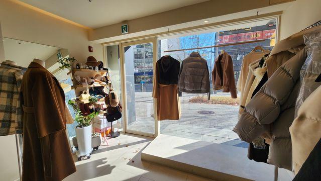 아현동 애오개역 역세권, 깔끔한 인테리어, 단골 많은 여성의류전문점