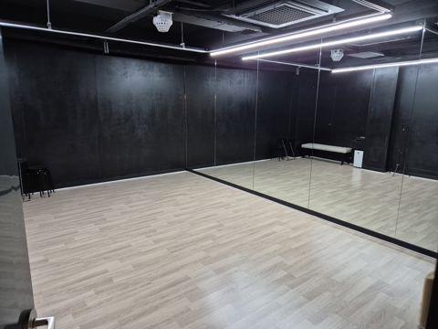 상암동 복합상권에 위치한 스튜디오