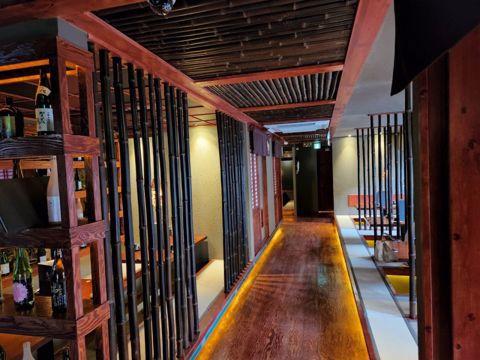 교대역 역세권, 고급스러운 인테리어, SNS 핫플레이스 이자카야