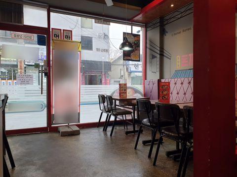 사우동 대로변 1층에 위치한 돈까스 전문점