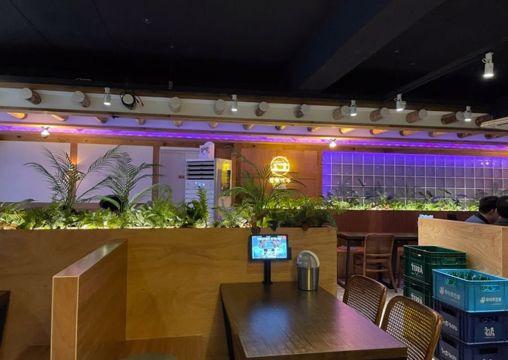 유동 인구 많은, 노량진역 앞 먹자골목에 위치한 1층 호프집