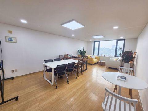 13평 넓은 직사각형 구조의 사무실