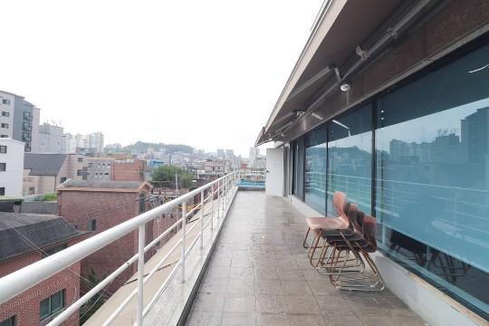 홍대입구역 5분 넓은 테라스 홍대사무실(주차/엘베)