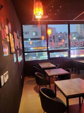 상봉역 역세권, SNS 핫플레이스, 트렌디한 인테리어의 와인바