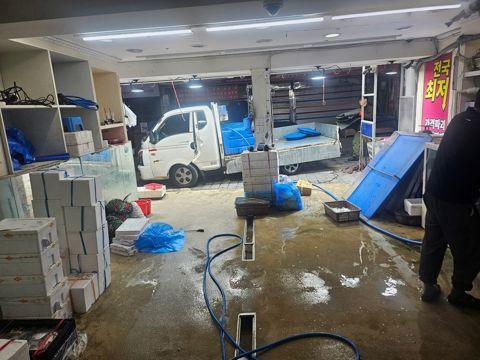 관고시장입구에있는 메인상가입니다.