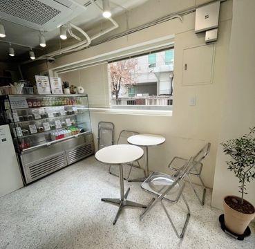 서초동 오피스 상권, 깔끔한 내외부 샌드위치점