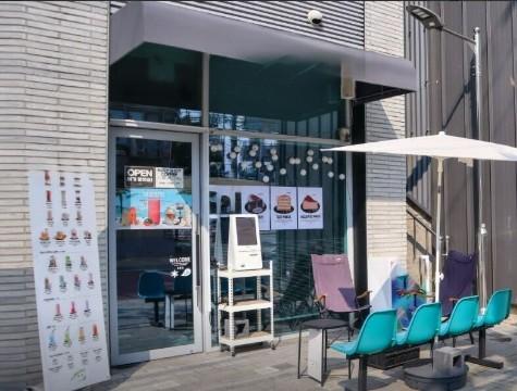 동대문구 회기역 2번 출구 앞 유동 인구 많은 카페