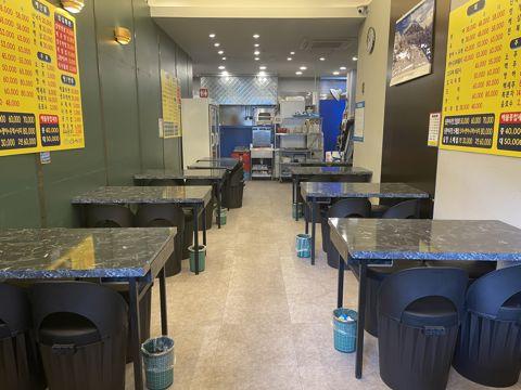창천동 대로변, 유동인구 많은 거리 횟집
