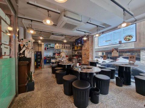 홍대입구역 도보 6분 개방감 있고 가시성이 좋은 한식집