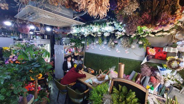 도림천 시장 인근 꽃집 겸 카페 소개합니다.