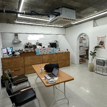 신촌역,홍대입구역 사이5분거리 무료주차가능2대 가능 상가