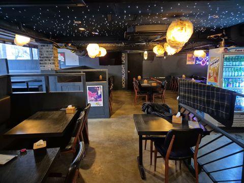 홍제동 대로변에 위치한 요리주점