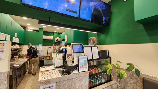 명일동 명일역 초역세권, 시설 완비, 매출 좋은 샐러드 전문점