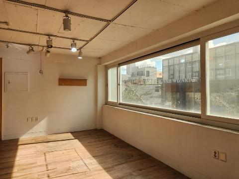 합정 카페거리 초입, 채광 좋고 감각적인 공간 L