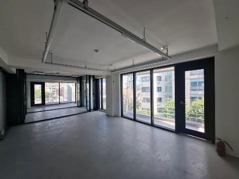 🏙️ [홍대 중심! 탁 트인 4층 사무실] 넉넉한 면적 + 주차 가능!