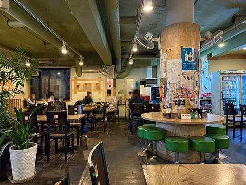 신사동 대로변 코너자리에 위치한 민속주점