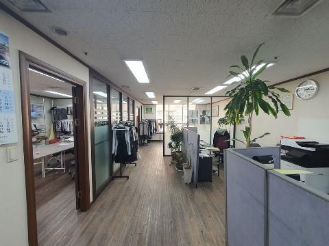 실면적 24평 / 성수역 바로앞 / 유리룸 2칸 / 천장형냉난방기