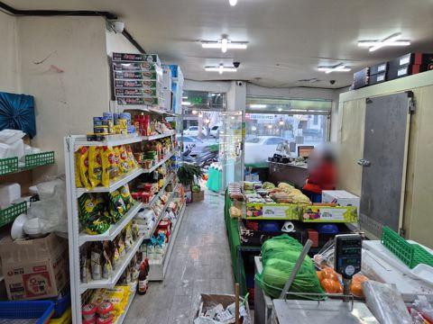 충신동 대로변에 위치한 과일집