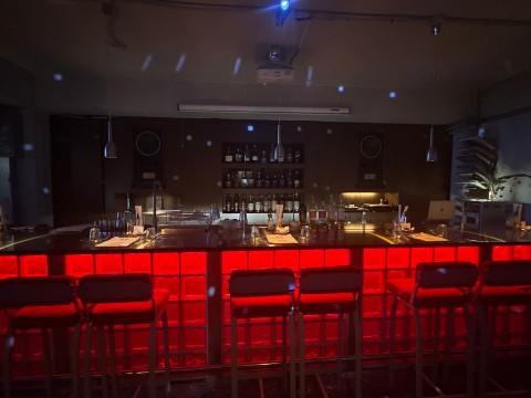 황학동 중앙시장에 위치한 음식점 겸 바 입니다.