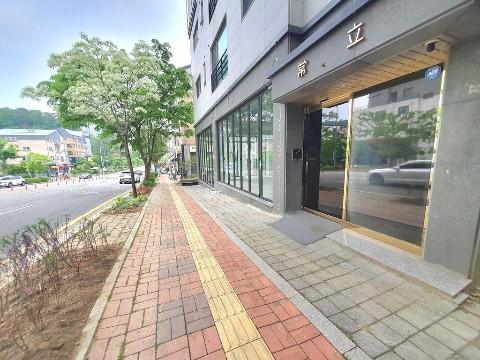 대로라인에 있어 차량으로 잘보이고 노출도가 좋아 분할하여 사용하기 좋아요