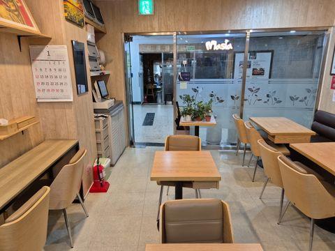 도화동 단지내 상가에 위치한 음식점