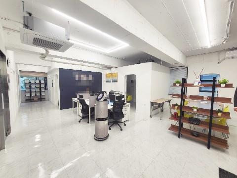 역삼역 LINE에 있는 화이트톤 인테리어 디자인 사무실 AAAAAA급