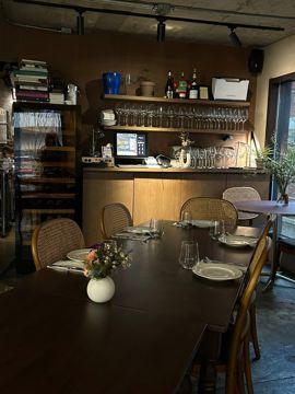 아담하고 세련된 와인바