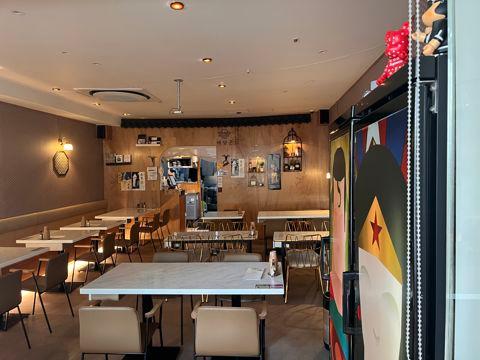 여의도공원 인근에 위치한 여의도동 대로변 1층 한식점