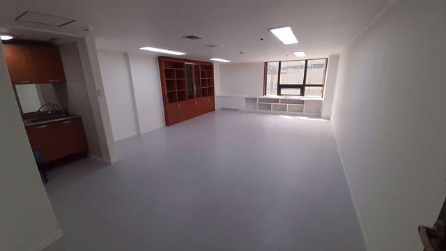 화이트톤의 깔끔하고 깨끗한, 수납공간이 많은 사무실입니다.