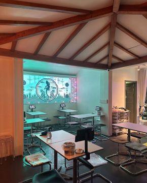 번화가 상권, 압구정로데오거리 2층 칵테일바