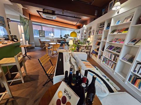 성수동 뚝도시장 메인거리에 위치한 2층 술집