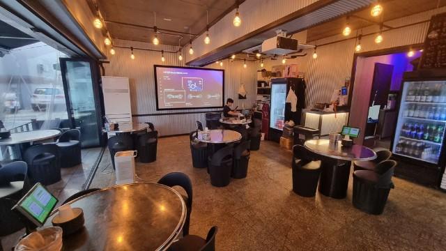 상봉동 먹자거리 골목에 위치한 1층