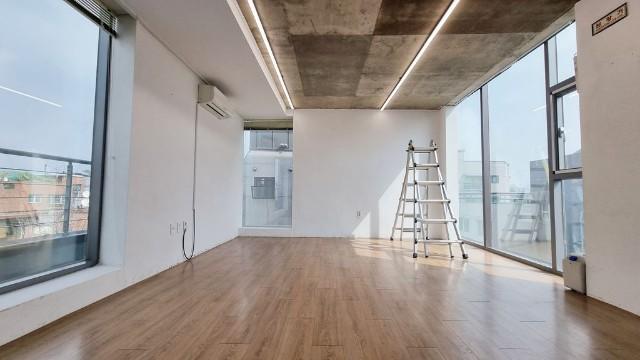 조용한 입지 환경 신축급 외관 확 트인 개방감 좋은 공간