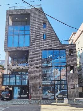 넓은 테라스 세련된 외관 화이트톤 공간