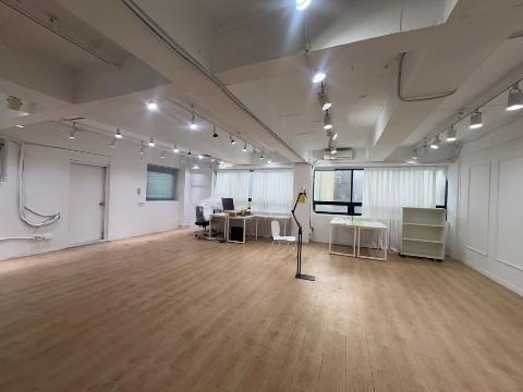 신사역3분 화이트노출천장 레일조명 깔끔가성비사무실