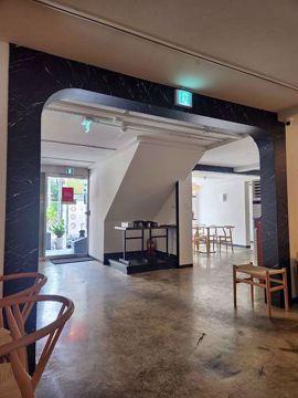 서교동 번화가에 위치한 일식당