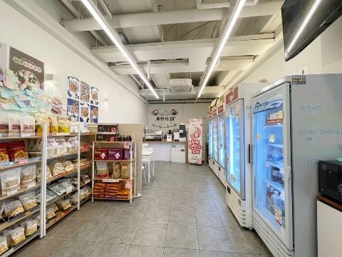 공덕역 복합상권 대로변 1층 상가 내부 깔끔한 디저트 카페