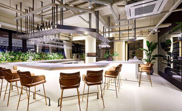 접근성 좋은 대로변 2층 역삼동 와인바