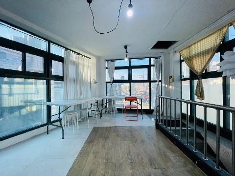 RICH 무권리 .망원역10분 .대로변코너 .노출좋음 .채광굿 .3층