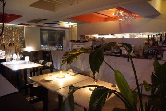 역삼역 역세권, 고급스러운 인테리어, SNS 핫플레이스인 와인바