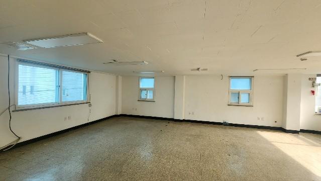 엘베o 주차o 반듯하고 채광 좋은 사무실