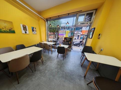 버스정거장 앞으로 노출이나 유동인구 많아요