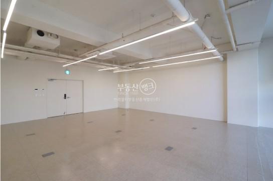 확장 후 약 23평 노출천정 깔끔한 내부 중소형평수 사무실