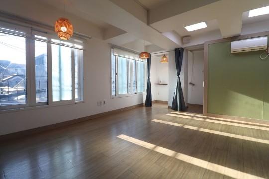 홍대 연남동 풍부한 자연광 작업실 사무실(바닥난방)