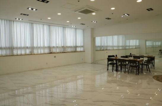 깔끔한 인테리어에 넒은공간을 활용할수 있는 건물입니다.