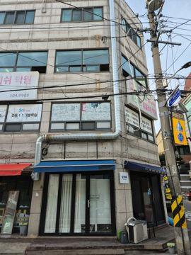 중동 코너 자리에 위치한 음식점