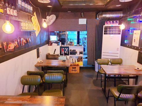 수유동 번화가에 위치한 술집