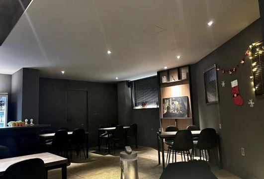 유동인구 많은 방이동 먹자골목 상권에 위치한 2층 술집