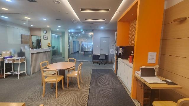 실 140. 성수초역세권 출구 바로 앞