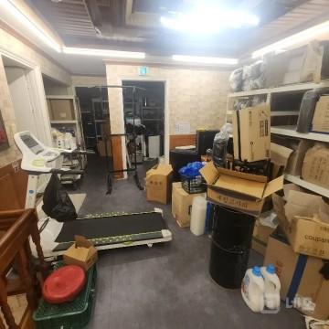 단독주택을 2,3층으로 개량한 고기및 일반식당